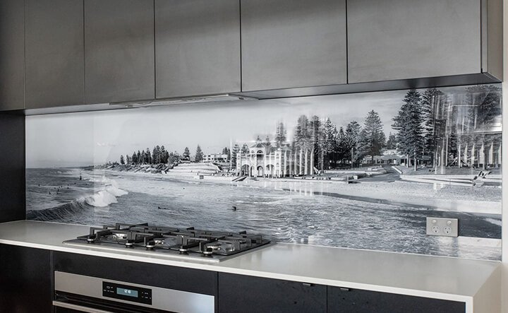 Contemporary Flair Making a Statement with Glass Splashbacks